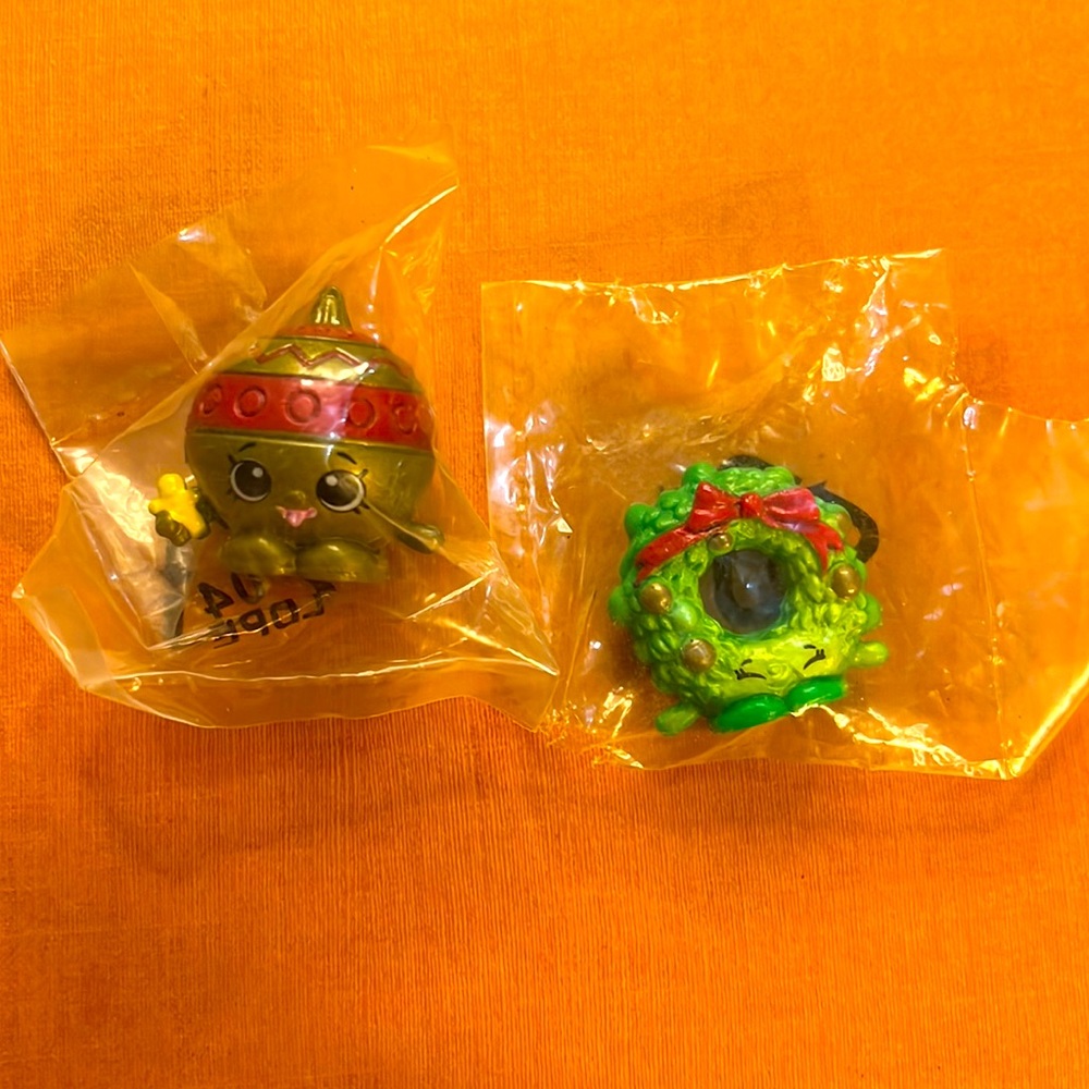 Shopkins Christmas Exclusive Ornament Annie Red & Holly Wreath in bags